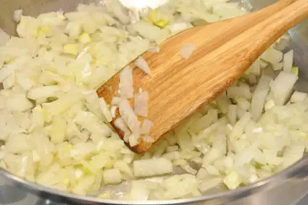 Жульен с семгой и грибами: шаг 1