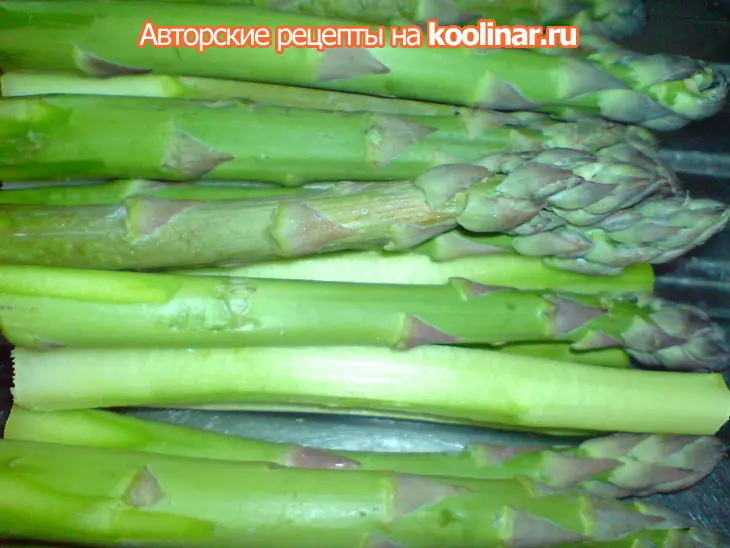 Салат из зелёной спаржи, помидорок и яиц: шаг 1