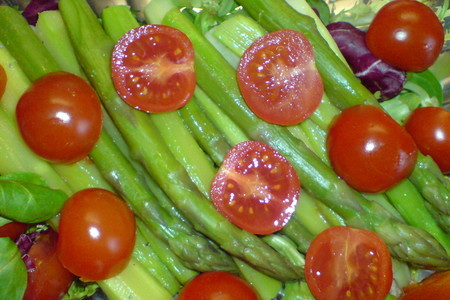 Салат из зелёной спаржи,помидорок и яиц: шаг 3