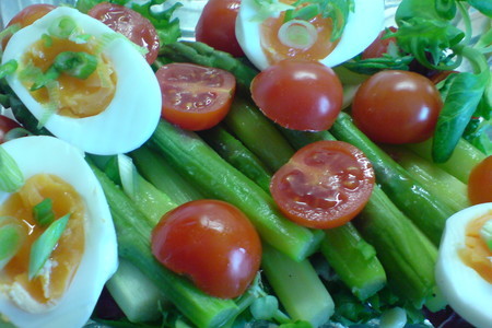 Салат из зелёной спаржи,помидорок и яиц: шаг 4