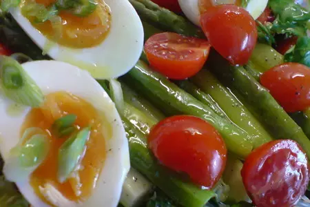 Салат из зелёной спаржи, помидорок и яиц: шаг 5
