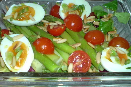 Салат из зелёной спаржи, помидорок и яиц: шаг 6