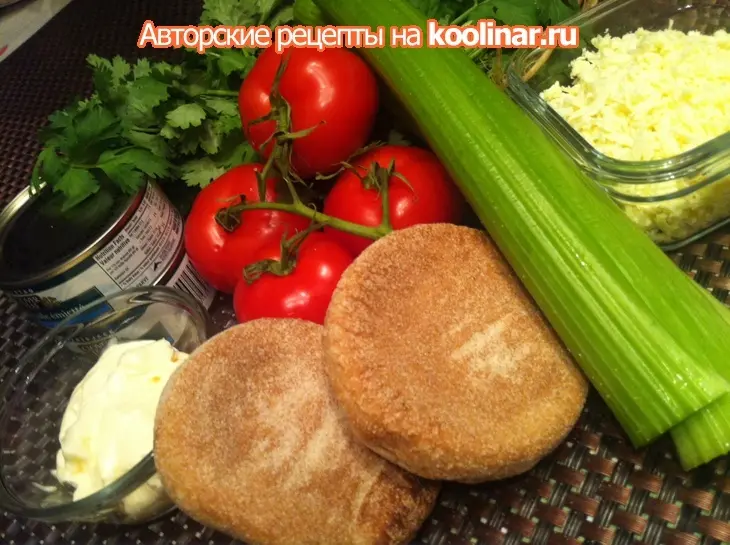 Горячие бутерброды с тунцом и сельдереем: шаг 1