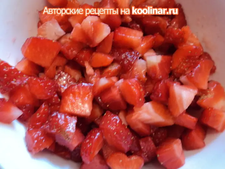 Бисквит из рисовой муки, и торт с клубникой, розовой водой и белым шоколадом.: шаг 7