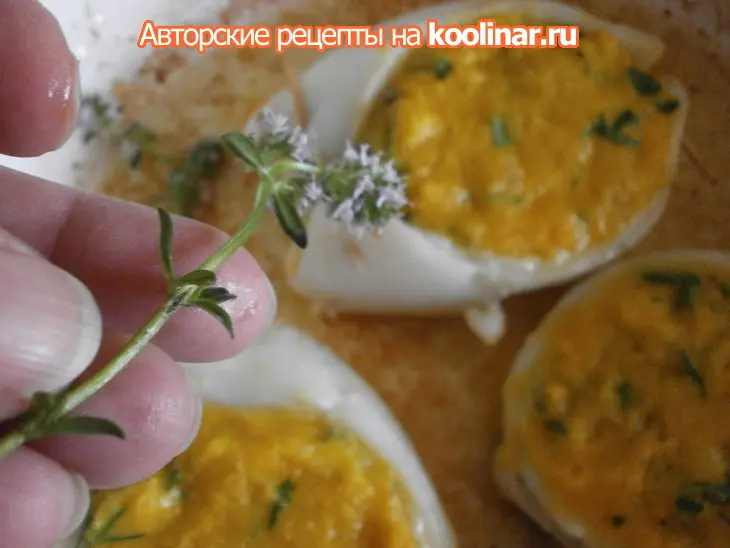 Фаршированные кальмары "лодочки" с гарниром: шаг 8
