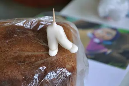 Сахарные украшения на торт маша и медведь: шаг 2