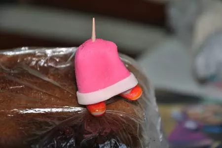 Сахарные украшения на торт маша и медведь: шаг 5