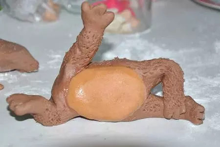 Сахарные украшения на торт маша и медведь: шаг 9