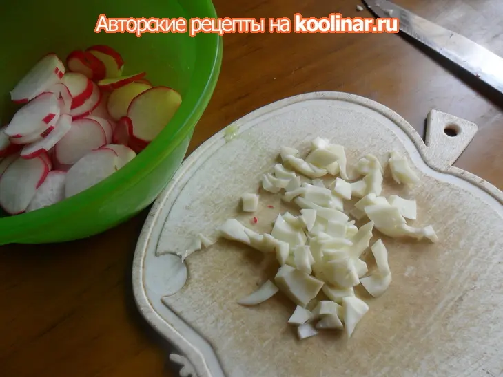 Салат из редиса со сметаной: шаг 2