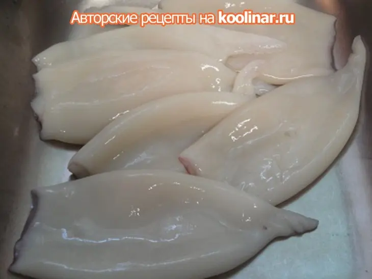 Кальмары жареные с перцем и чесноком: шаг 1