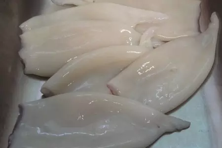 Кальмары жареные с перцем и чесноком: шаг 1