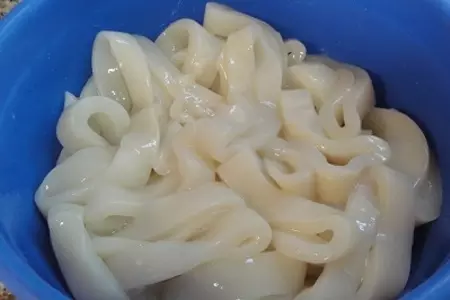 Кальмары жареные с перцем и чесноком: шаг 2