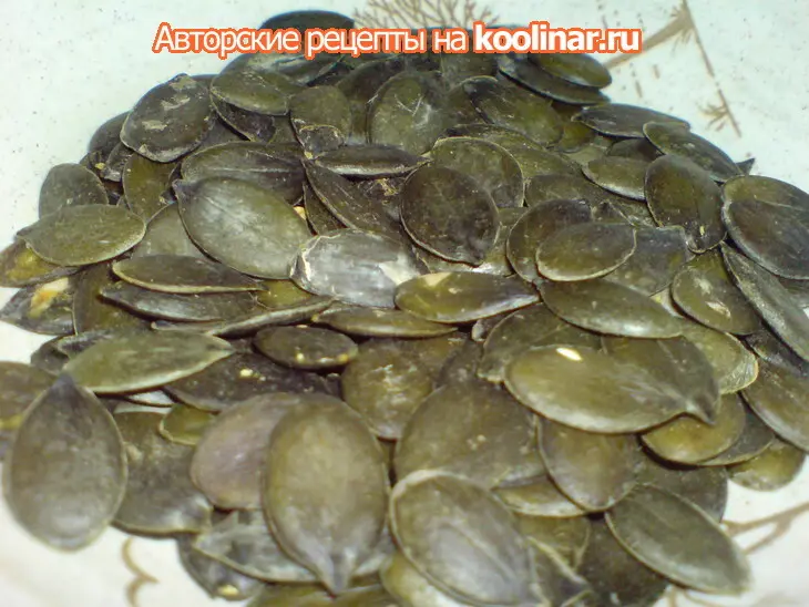 Сырники с морковью,изюмом и тыквенными семечками из духовки: шаг 1