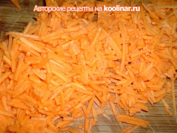 Сырники с морковью,изюмом и тыквенными семечками из духовки: шаг 2