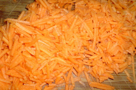 Сырники с морковью,изюмом и тыквенными семечками из духовки: шаг 2