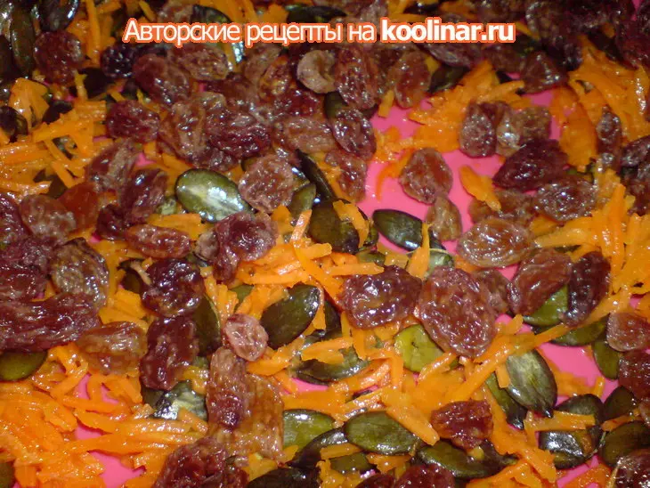 Сырники с морковью,изюмом и тыквенными семечками из духовки: шаг 4