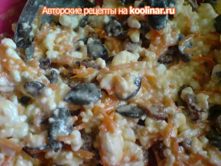 Сырники с морковью,изюмом и тыквенными семечками из духовки: шаг 5