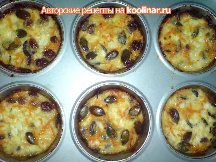 Сырники с морковью,изюмом и тыквенными семечками из духовки: шаг 7