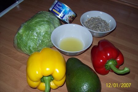 Салат с авокадо и тунцом.: шаг 1