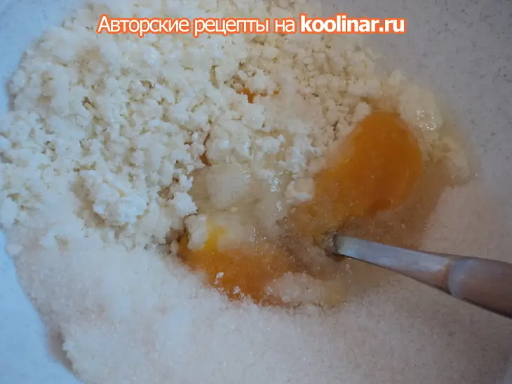 Сырники с клубникой.: шаг 1
