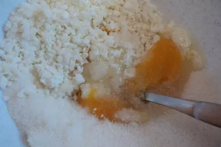 Сырники с клубникой.: шаг 1