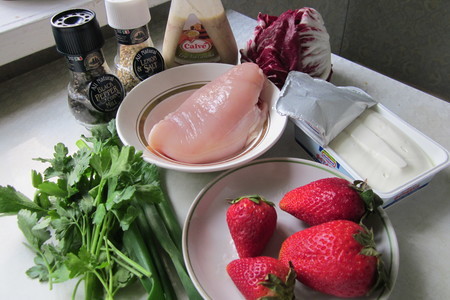 Салат с клубникой, сыром фета и грудкой индейки (курицы): шаг 1