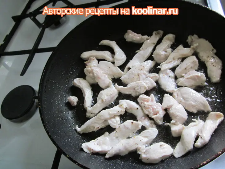 Салат с клубникой, сыром фета и грудкой индейки (курицы): шаг 2