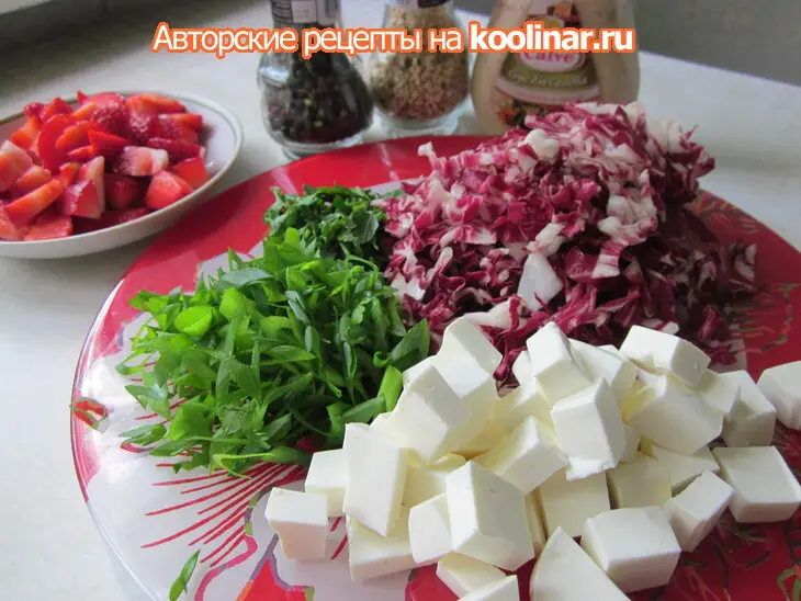 Салат с клубникой, сыром фета и грудкой индейки (курицы): шаг 3