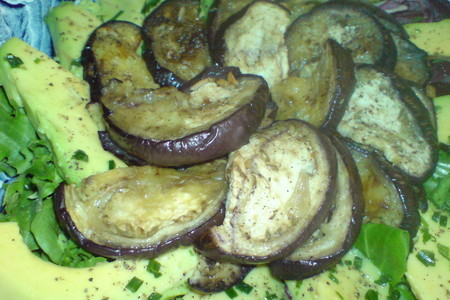 Салат из запечённых с чесноком баклажанов и авокадо: шаг 4
