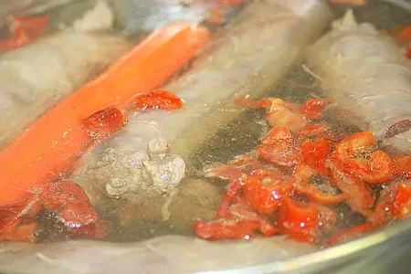 Щи щавелевые суточные с вялеными томатами и перепелиными яйцами пашот: шаг 1