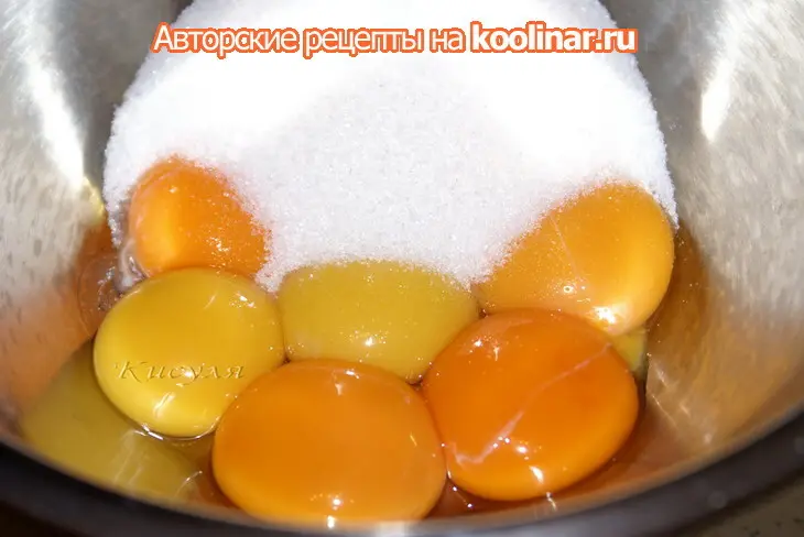 Шоколадно-клубничный торт с ореховым безе и конфетами из клубники “оленька”: шаг 2