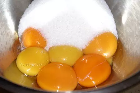 Шоколадно-клубничный торт с ореховым безе и конфетами из клубники “оленька”: шаг 2