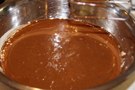 Шоколадно-клубничный торт с ореховым безе и конфетами из клубники “оленька”: шаг 3