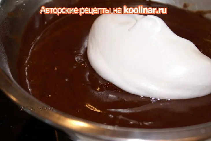 Шоколадно-клубничный торт с ореховым безе и конфетами из клубники “оленька”: шаг 5