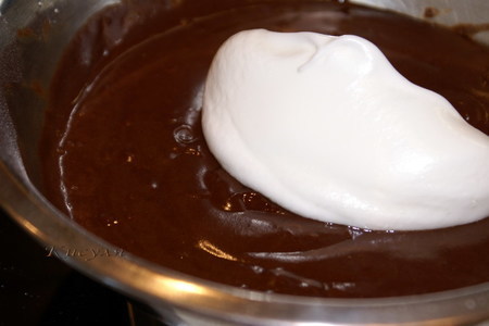 Шоколадно-клубничный торт с ореховым безе и конфетами из клубники “оленька”: шаг 5