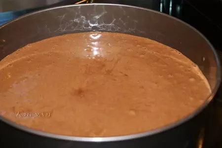 Шоколадно-клубничный торт с ореховым безе и конфетами из клубники “оленька”: шаг 6