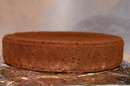 Шоколадно-клубничный торт с ореховым безе и конфетами из клубники “оленька”: шаг 8