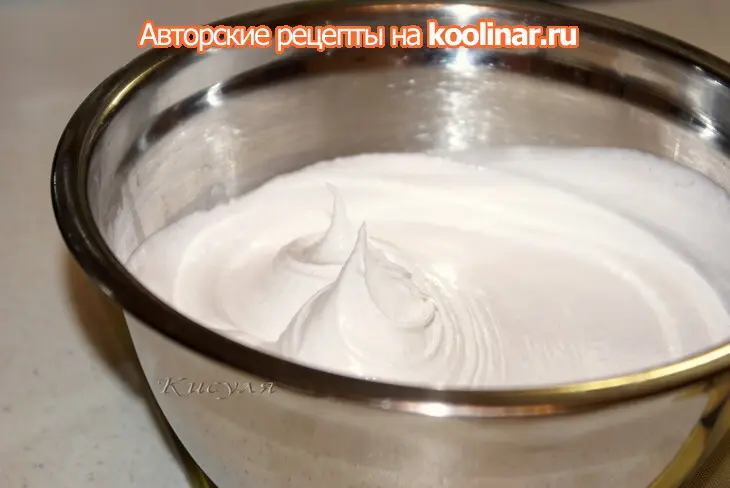 Шоколадно-клубничный торт с ореховым безе и конфетами из клубники “оленька”: шаг 11