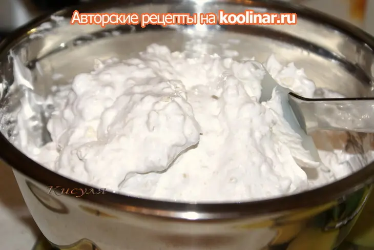 Шоколадно-клубничный торт с ореховым безе и конфетами из клубники “оленька”: шаг 12