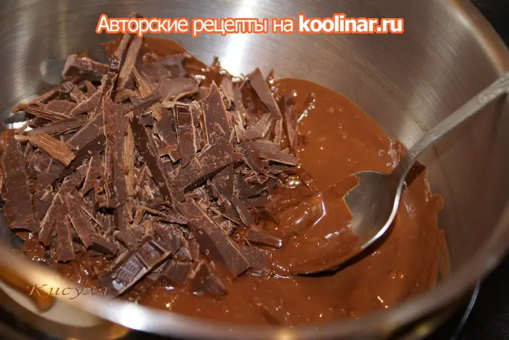 Шоколадно-клубничный торт с ореховым безе и конфетами из клубники “оленька”: шаг 15