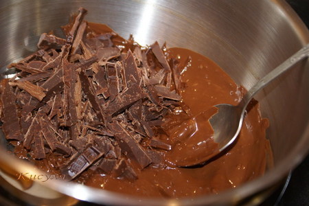 Шоколадно-клубничный торт с ореховым безе и конфетами из клубники “оленька”: шаг 15