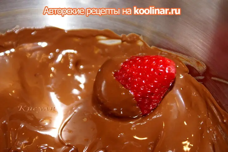 Шоколадно-клубничный торт с ореховым безе и конфетами из клубники “оленька”: шаг 16