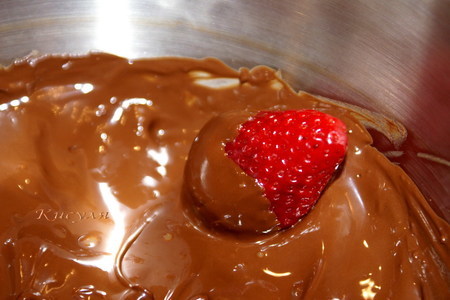 Шоколадно-клубничный торт с ореховым безе и конфетами из клубники “оленька”: шаг 16