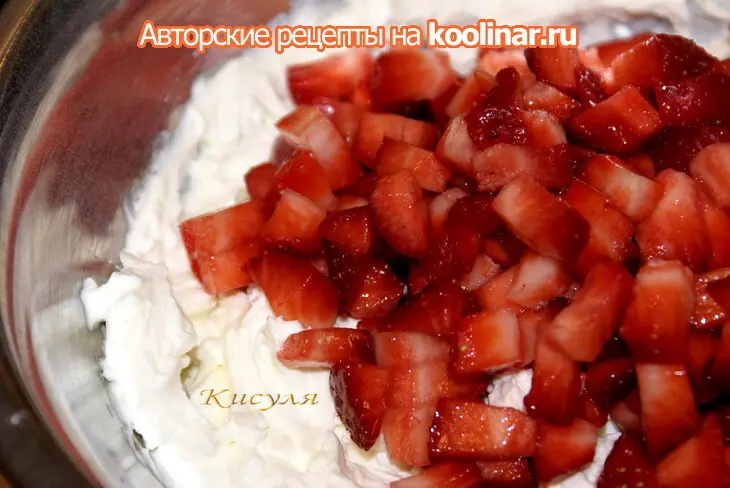 Шоколадно-клубничный торт с ореховым безе и конфетами из клубники “оленька”: шаг 21