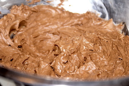 Шоколадно-клубничный торт с ореховым безе и конфетами из клубники “оленька”: шаг 22