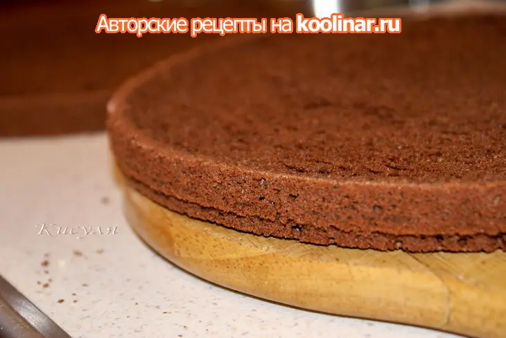 Шоколадно-клубничный торт с ореховым безе и конфетами из клубники “оленька”: шаг 23