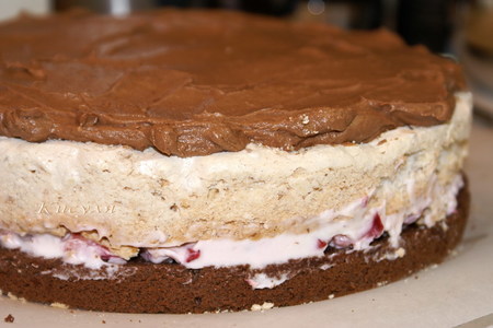 Шоколадно-клубничный торт с ореховым безе и конфетами из клубники “оленька”: шаг 26
