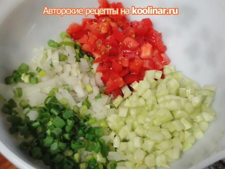 Свежий тунец с огурцом и помидором: шаг 4