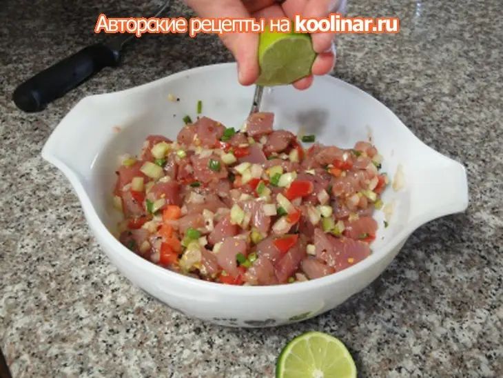 Свежий тунец с огурцом и помидором: шаг 6