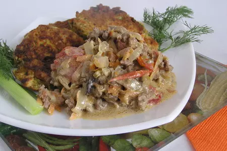 Оладьи зеленые с мясной подливкой «кикиморово счастье»: шаг 8
